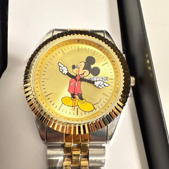 NWT - Disney Adult Classic Metal Bracelet Analog Quartz Watch - Picture 6 of 16